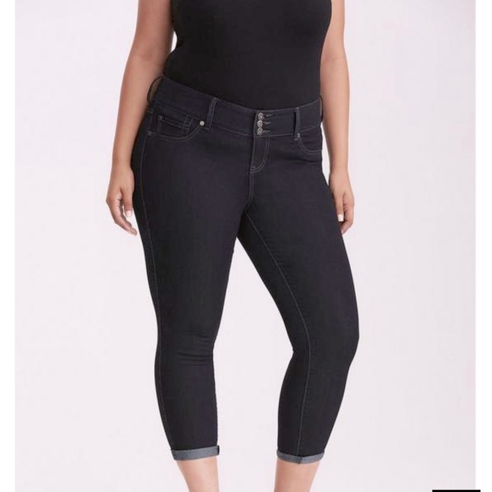 Torrid Crop Jegging Skinny High-rise jean in black with 3 button waist size 18